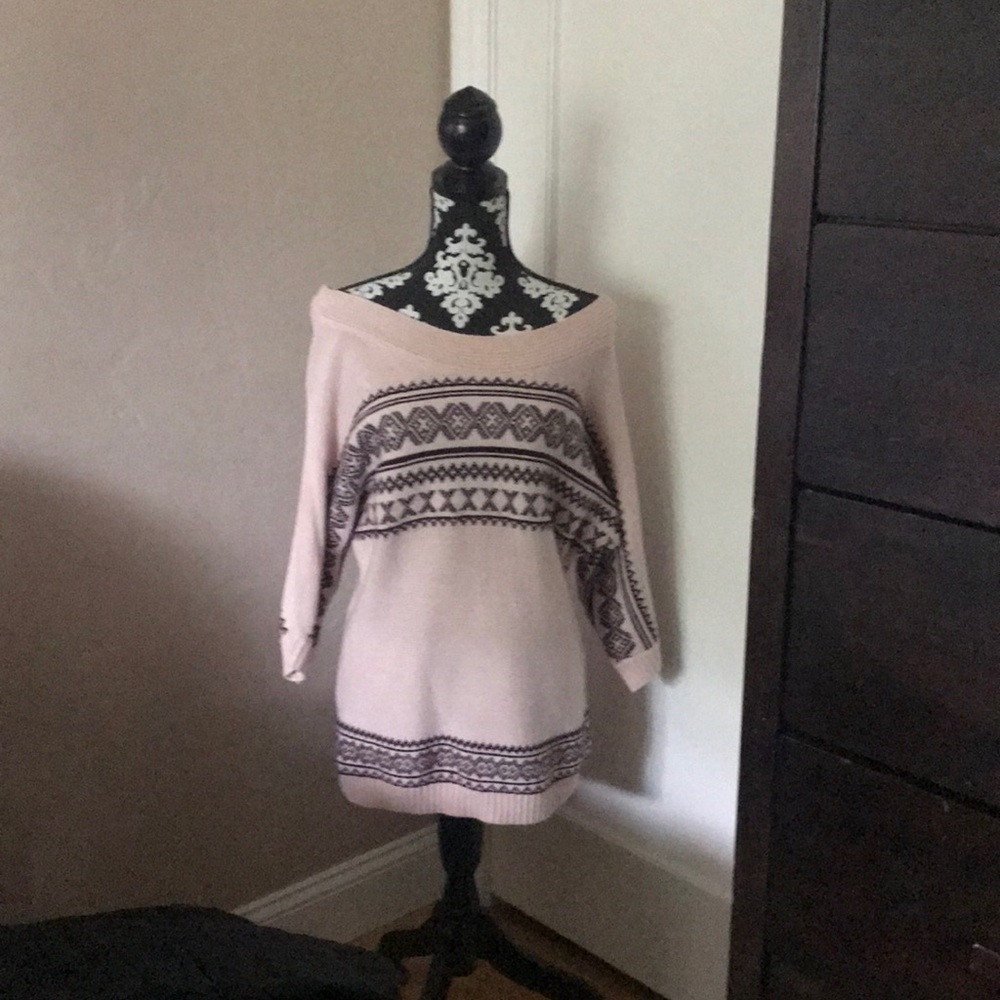 This beautiful off the shoulder sweater❣️